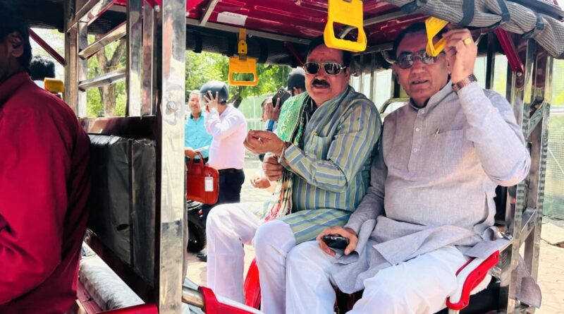 ई-रिक्शा से कैबिनेट बैठक के लिए मंत्रालय पहुंचे मंत्री द्वय टेटवाल और पंवार ई-रिक्शा से कैबिनेट बैठक के लिए मंत्रालय पहुंचे मंत्री द्वय टेटवाल और पंवार