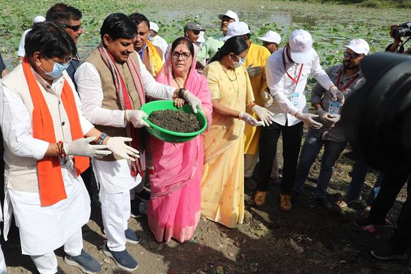 मुख्यमंत्री डॉ. यादव ने गंगा दशहरा पर देवी सागर तालाब में किया श्रमदान