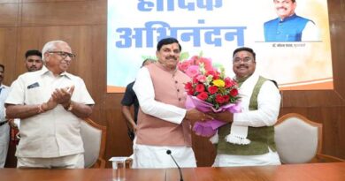 मुख्यमंत्री डॉ. यादव से म.प्र. पाठ्य पुस्तक निगम के नव नियुक्त अध्यक्ष ठाकुर ने सौजन्य भेंट की