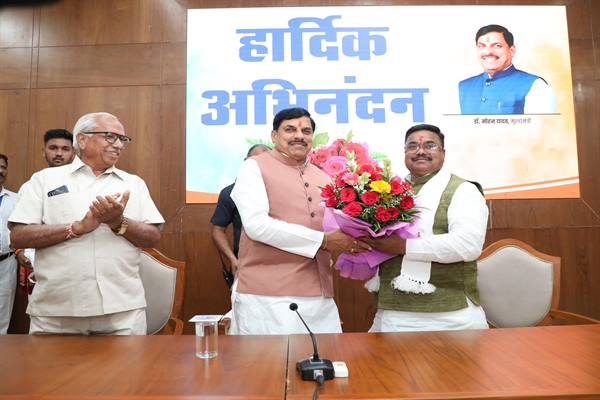 मुख्यमंत्री डॉ. यादव से म.प्र. पाठ्य पुस्तक निगम के नव नियुक्त अध्यक्ष ठाकुर ने सौजन्य भेंट की