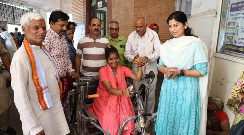 जनसुनवाई में दिव्यांग स्वाति जायसवाल को प्रदान की गई ट्राई साइकिल