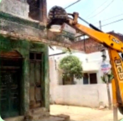 कटनी में जर्जर भवनों पर निगम का बुलडोजर