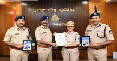 डीजीपी कैलाश मकवाणा से किलिमंजारो फतह करने वाली निरीक्षक दीपिका गौतम ने सौजन्य भेंट की
