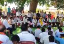 उप मुख्यमंत्री अरुण साव ने आम पेड़ के नीचे लगाई चौपाल उप मुख्यमंत्री अरुण साव ने आम पेड़ के नीचे लगाई चौपाल