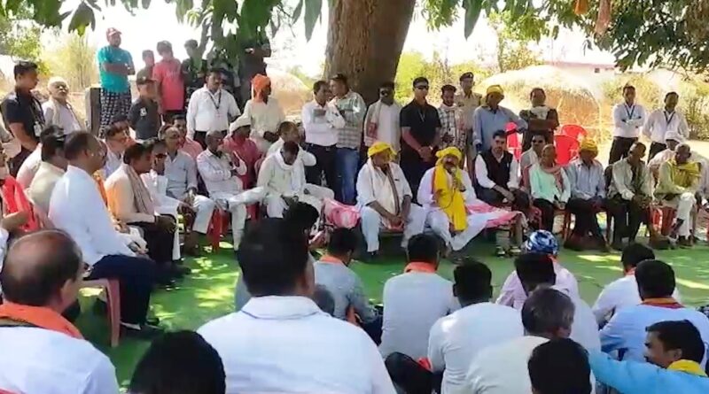 उप मुख्यमंत्री अरुण साव ने आम पेड़ के नीचे लगाई चौपाल उप मुख्यमंत्री अरुण साव ने आम पेड़ के नीचे लगाई चौपाल