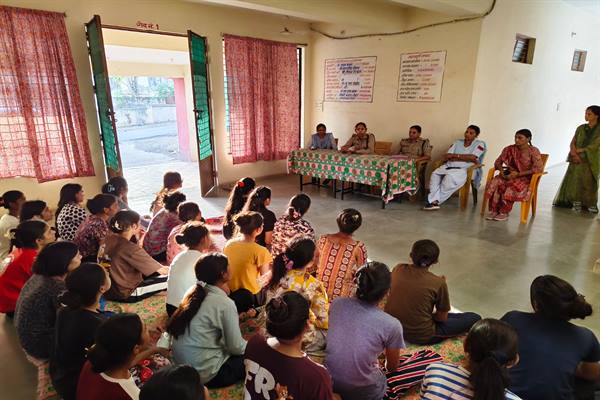 जनजातीय छात्राओं को सुरक्षा और अधिकारों के प्रति किया जा रहा जागरूक