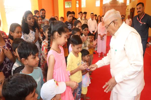 राज्यपाल पटेल ने अपना जन्म दिवस बच्चों के साथ मनाया राज्यपाल पटेल ने अपना जन्म दिवस बच्चों के साथ मनाया