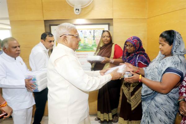 महिलाएं अपने स्वास्थ्य के प्रति रहें सजग : राज्यपाल पटेल महिलाएं अपने स्वास्थ्य के प्रति रहें सजग : राज्यपाल पटेल
