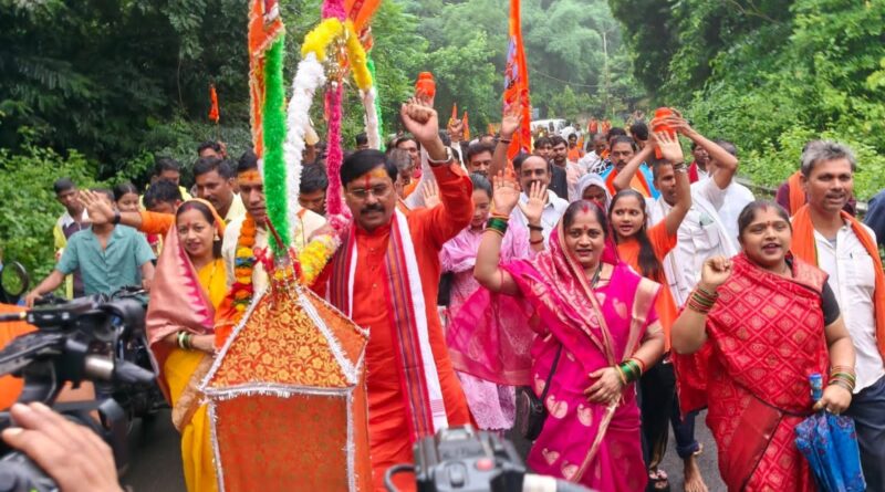 पंचवटी भेड़ाघाट से शुरू हुई 121 किलोमीटर की पंच दिवसीय कांवड़ यात्रा