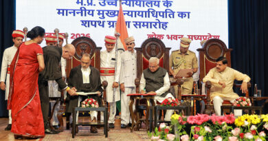 राज्यपाल पटेल ने उच्च न्यायालय के मुख्य न्यायाधिपति को दिलाई शपथ राज्यपाल पटेल ने उच्च न्यायालय के मुख्य न्यायाधिपति को दिलाई शपथ