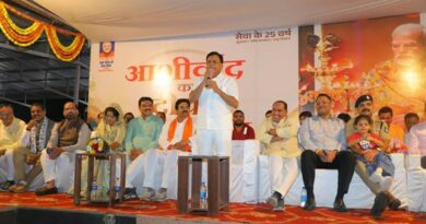 25 हजार से अधिक दीपों से लिखा वंदे मातरम, 250 ड्रोन से बनी 20 से अधिक आकृतियां 25 हजार से अधिक दीपों से लिखा वंदे मातरम, 250 ड्रोन से बनी 20 से अधिक आकृतियां