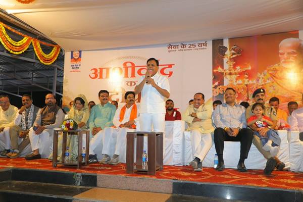 25 हजार से अधिक दीपों से लिखा वंदे मातरम, 250 ड्रोन से बनी 20 से अधिक आकृतियां 25 हजार से अधिक दीपों से लिखा वंदे मातरम, 250 ड्रोन से बनी 20 से अधिक आकृतियां