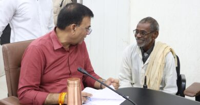 जनसुनवाई में अधिकारियों ने सुनी आवेदकों की समस्याएं जनसुनवाई में अधिकारियों ने सुनी आवेदकों की समस्याएं