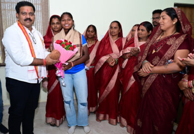 एशिया कप विजेता गीता यादव से मिले उप मुख्यमंत्री एवं कवर्धा विधायक विजय शर्मा एशिया कप विजेता गीता यादव से मिले उप मुख्यमंत्री एवं कवर्धा विधायक विजय शर्मा