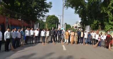 राज्यपाल डेका ने गांधी जयंती पर की साफ-सफाई