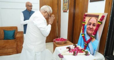 राज्यपाल पटेल ने केन्द्रीय मंत्री चौहान की पूज्य माता को दी श्रद्धांजलि राज्यपाल पटेल ने केन्द्रीय मंत्री चौहान की पूज्य माता को दी श्रद्धांजलि