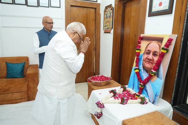 राज्यपाल पटेल ने केन्द्रीय मंत्री चौहान की पूज्य माता को दी श्रद्धांजलि राज्यपाल पटेल ने केन्द्रीय मंत्री चौहान की पूज्य माता को दी श्रद्धांजलि