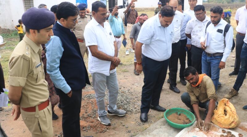 गोबर से दीये बनाने वाले उद्यमी बारेलाल के हुनर की संभागायुक्त ने की सराहना गोबर से दीये बनाने वाले उद्यमी बारेलाल के हुनर की संभागायुक्त ने की सराहना