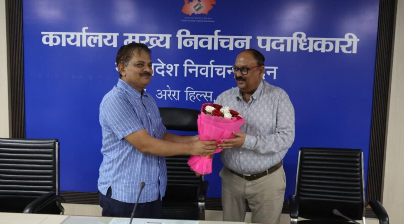 निर्वाचन भवन में दो अधिकारियों-कर्मचारियों के सेवानिवृत्ति अवसर पर विदाई समारोह आयोजित निर्वाचन भवन में दो अधिकारियों-कर्मचारियों के सेवानिवृत्ति अवसर पर विदाई समारोह आयोजित